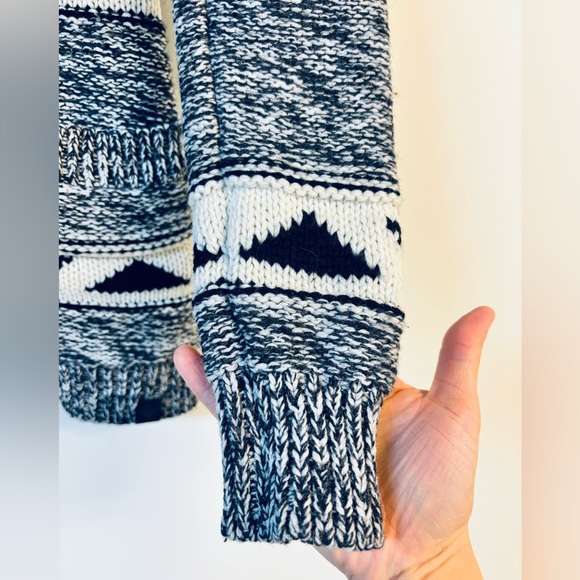 TNA Aritzia Sea to Sky Black & Cream Button Cardigan  Sweater Small - Picture 5 of 7